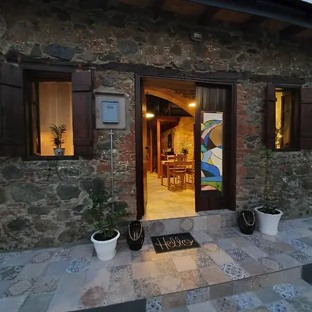 Semesterbostad Petradaki House Arakapas